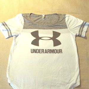 Under Armour short sleeve heat gear size small.